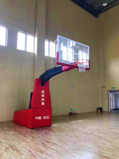 四川省成都某中學安裝室內(nèi)電動液壓籃球案例